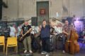 Il ciclone Renny Zapato travolge Catania: dopo il successo a Taormina, il Rock ’n’ Roll accende Piazza Santa Maria dell’Indirizzo